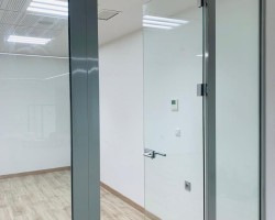 Mampara de oficina 1 vidrio a testa con aluminio color plata-03