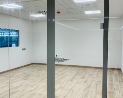 Mampara de oficina 1 vidrio a testa con aluminio color plata-04