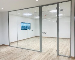 Mampara de un vidrio 6+6 a testa con puerta vidrio securit