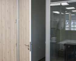 Mampara de oficina bipanel melamina blanco y doble vidrio con aluminio plata con puertas en madera-11