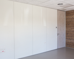 Mampara de oficina bipanel melamina blanco y aluminio plata con puertas en madera-17