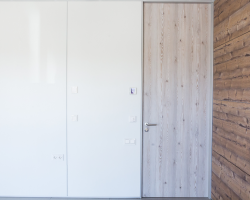 Mampara de oficina bipanel melamina blanco y aluminio plata con puertas en madera-18