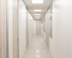 Mampara bipanel melamina blanco y aluminio plata con puertas en madera-19