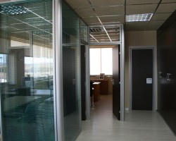 Mampara divisoria de oficina bicristal con estructura aluminio plata y armario-05