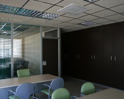 Mampara divisoria de oficina bicristal con estructura aluminio plata y armario-11