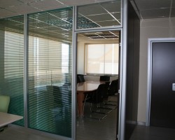 Mampara divisoria de oficina bicristal con estructura aluminio plata-17