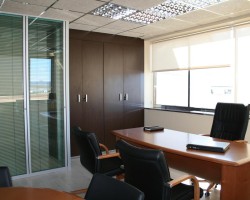 Mampara divisoria de oficina bicristal con estructura aluminio plata-21