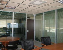 Mampara divisoria de oficina bicristal con estructura aluminio plata-22