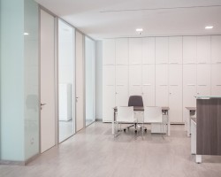 Mampara mixta donle vidrio y doble panel con puertas ciegas y mampara de armario