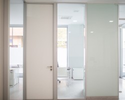 Mampara de oficina mixta bipanel y bicristal con puerta ciega-05