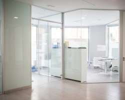 Mampara de oficina doble vidrio suelo a techo con estructura aluminio plata-06