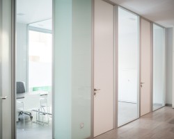 Mampara de oficina doble vidrio suelo a techo con estructura aluminio plata-07