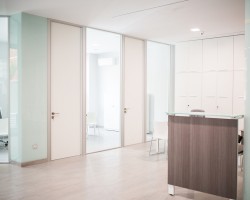 Mampara de oficina doble vidrio suelo a techo con estructura aluminio plata-08