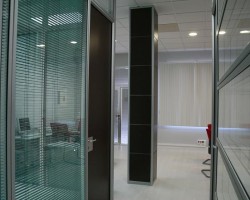 Mampara de oficina bicristal con cortina entre-cristales-15