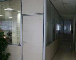 Mampara de oficina mixta bipanel y bicristal-04