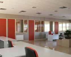 Mampara de oficina mixta zocalo bipanel intermedio en doble vidrio y altillo ciego bipanel-04