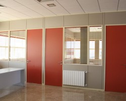 Mampara de oficina mixta zocalo bipanel intermedio en doble vidrio y altillo ciego bipanel-05