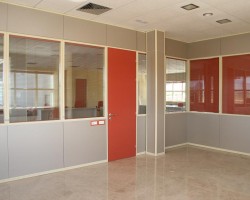 Mampara de oficina mixta zocalo bipanel intermedio en doble vidrio y altillo ciego bipanel-06