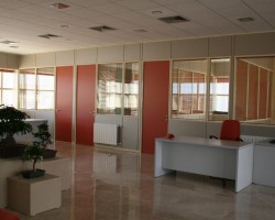 Mampara de oficina mixta zocalo bipanel intermedio en doble vidrio y altillo ciego bipanel-07