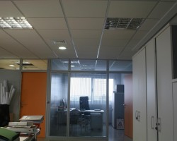 Mampara divisoria de oficina mixta melamina con doble vidrio estructura aluminio plata-0