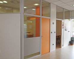 Mampara de oficina bipanel y bicristal con puerta ciega-16