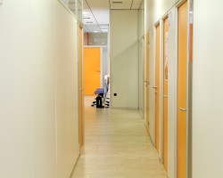 Mampara de oficina bipanel con entrecalle-21