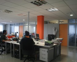 Mampara divisoria de oficina mixta melamina con doble vidrio estructura aluminio plata-09