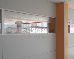 Mampara de oficina mixta bipanel y cristal con entrecalle-02
