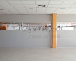 Mampara de oficina mixta bipanel y cristal con entrecalle-03