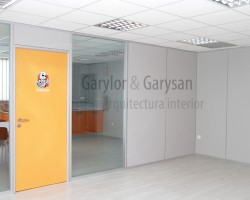 Mampara de oficina mixta bipanel y cristal con entrecalle-04