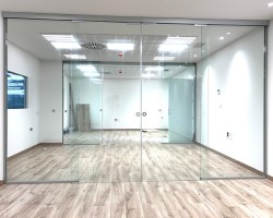 Mampara de oficina 1 vidrio a testa con aluminio color plata-07