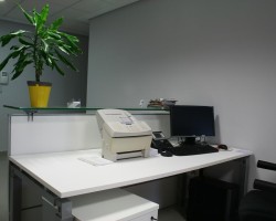 Mampara divisoria de oficina bipanel melamina con estructura aluminio plata-05