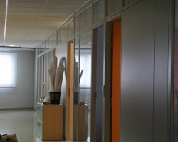 Mampara divisoria de oficina mixta melamina con doble vidrio estructura aluminio plata-06