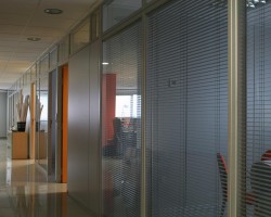 Mampara divisoria de oficina bicristal con estructura aluminio plata-05