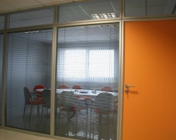 Tabique Móvil en Vidrio con marco aluminio