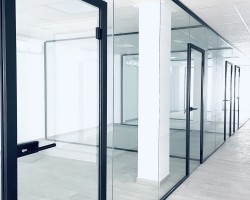 Mampara divisoria de oficina un vidrio con marco aluminio negro-12