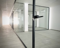 Mampara divisoria de oficina un vidrio con marco aluminio negro-13