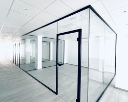 Mampara divisoria de oficina un vidrio con marco aluminio negro-14