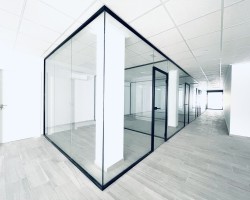 Mampara divisoria de oficina un vidrio con marco aluminio negro-15