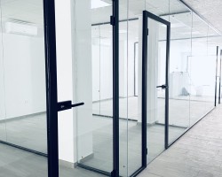 Mampara divisoria de oficina un vidrio con marco aluminio negro-16