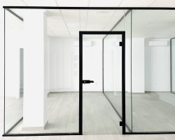 Mampara divisoria de oficina un vidrio con marco aluminio negro-17