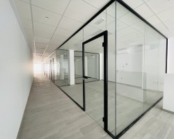 Mampara divisoria de oficina un vidrio con marco aluminio negro-18