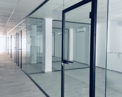 Mampara divisoria de oficina un vidrio con marco aluminio negro-19