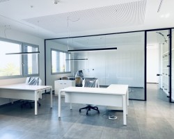 Mampara divisoria de oficina un vidrio con marco aluminio negro-03