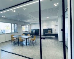 Mampara divisoria de oficina un vidrio con marco aluminio negro-02