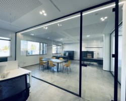 Mampara divisoria de oficina un vidrio con marco aluminio negro con puerta vidrio-05