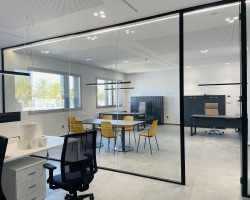 Mampara divisoria de oficina un vidrio con marco aluminio negro-01