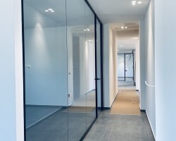 Mampara divisoria de oficina un vidrio con marco aluminio negro-05