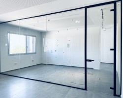 Mampara divisoria de oficina un vidrio con marco aluminio negro-02