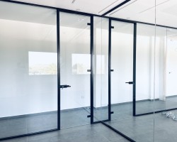Mampara divisoria de oficina un vidrio con marco aluminio negro con puerta vidrio-01